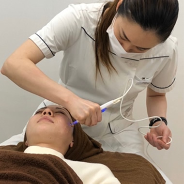 施術部位にハンドピースを当て、一定の圧力と速さで動かします。